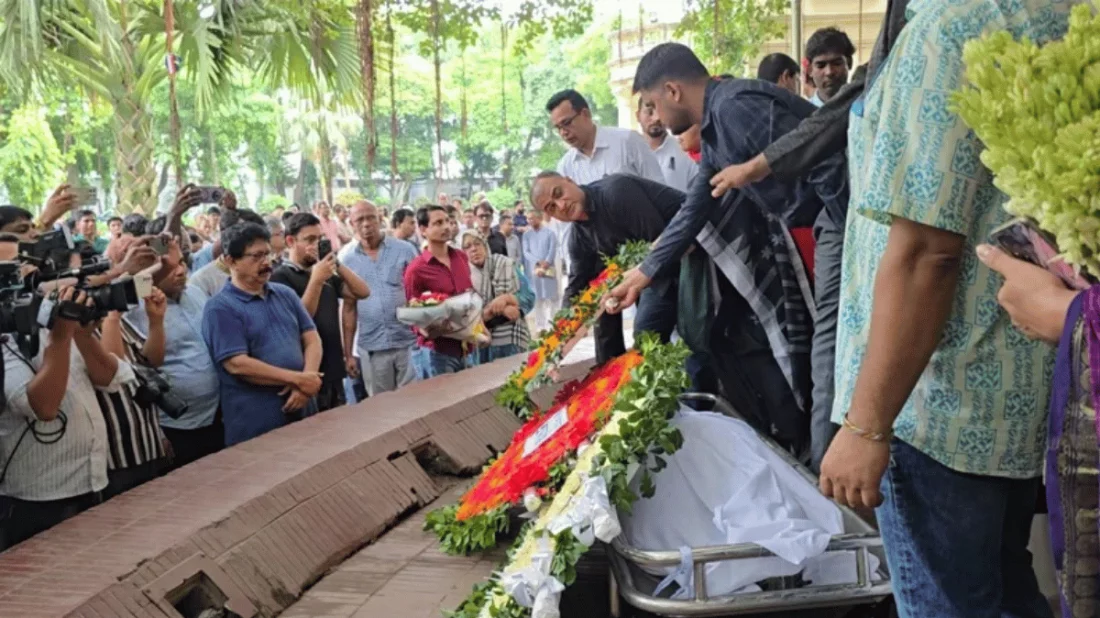 বাংলা একাডেমিতে শেষ শ্রদ্ধায় সিক্ত অধ্যাপক আবুল কাসেম ফজলুল হক। ছবি: সংগৃহীত