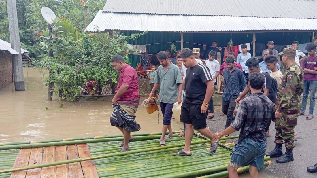 সেনাবাহিনীর তত্ত্বাবধানে পর্যটকদের নিরাপদে সাজেক থেকে বের করে আনা হয়। ছবি: ইত্তেফাক