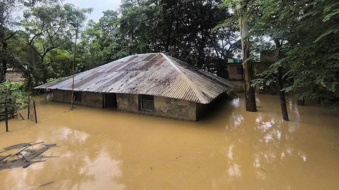 চট্টগ্রামের সাতকানিয়া, লোহাগাড়া, চন্দনাইশ, বাঁশখালী উপজেলার অসংখ্য গ্রাম বন্যার পানিতে তলিয়ে গেছে। ছবি: সংগৃহীত