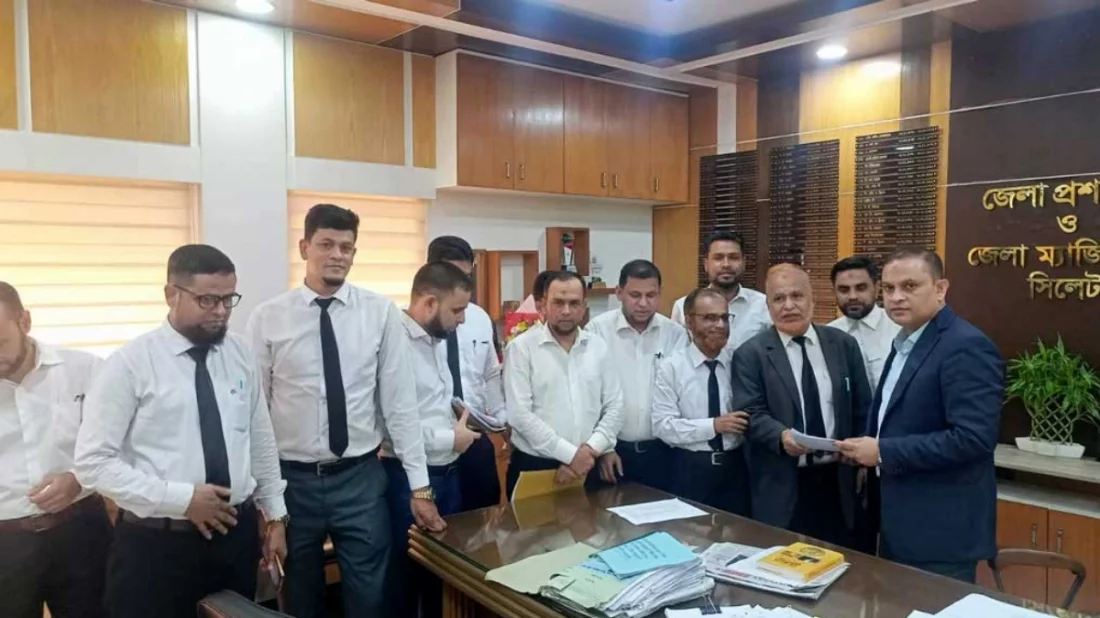 সিলেটের জেলা প্রশাসক ও জেলা ম্যাজিস্ট্রেট আব্দুল্লাহ আল মামুনের কাছে পদত্যাগপত্র জমা দিচ্ছেন আইনজীবীরা