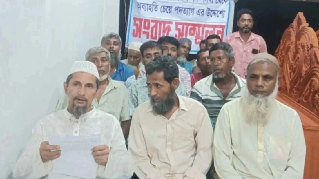 গোপালগঞ্জে সংবাদ সম্মেলন করে আওয়ামী লীগের ১৫ নেতার পদত্যাগ। ছবি: সংগৃহীত