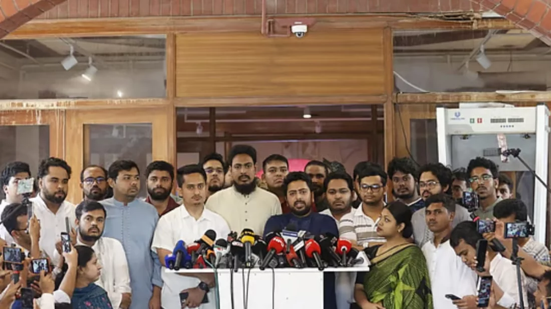 জুলাই গণ-অভ্যুত্থান স্মৃতি জাদুঘর ঘুরে দেখার পর সাংবাদিকদের সঙ্গে কথা বলেন বিরোধীদলীয় চিফ হুইপ নাহিদ ইসলাম।