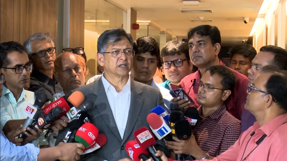 সাংবাদিকদের সঙ্গে আলাপকালে স্বরাষ্ট্রমন্ত্রী সালাহউদ্দিন আহমদ। ছবি: ভিডিও থেকে নেওয়া