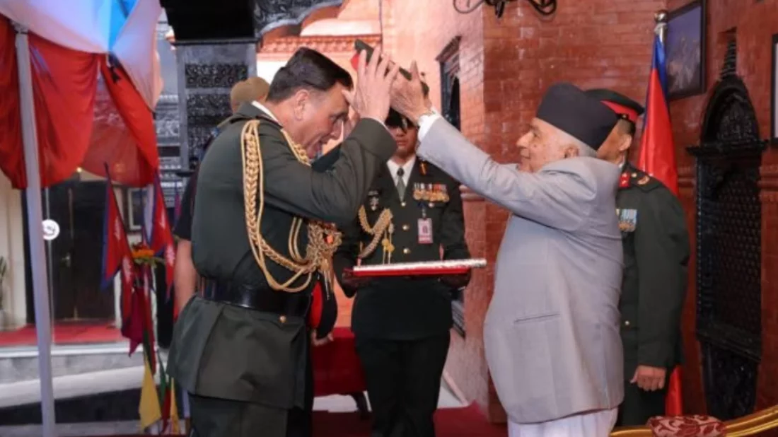 নেপালের রাষ্ট্রপতি রামচন্দ্র পৌডেলের কাছ থেকে নেপালি সেনাবাহিনীর সম্মানসূচক জেনারেল পদমর্যাদা গ্রহণ করছেন ভারতের সেনাপ্রধান জেনারেল ধীরাজ শেঠ। ছবি: সংগৃহীত