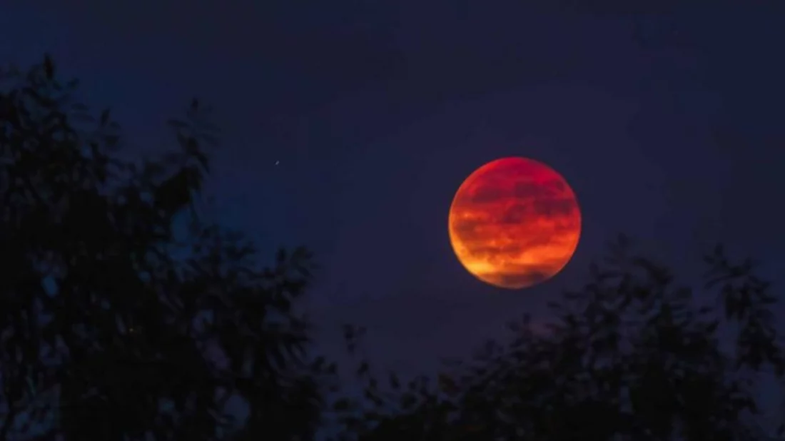 আজ লাল বর্ণ ধারণ করবে চাঁদ। ফাইল ছবি