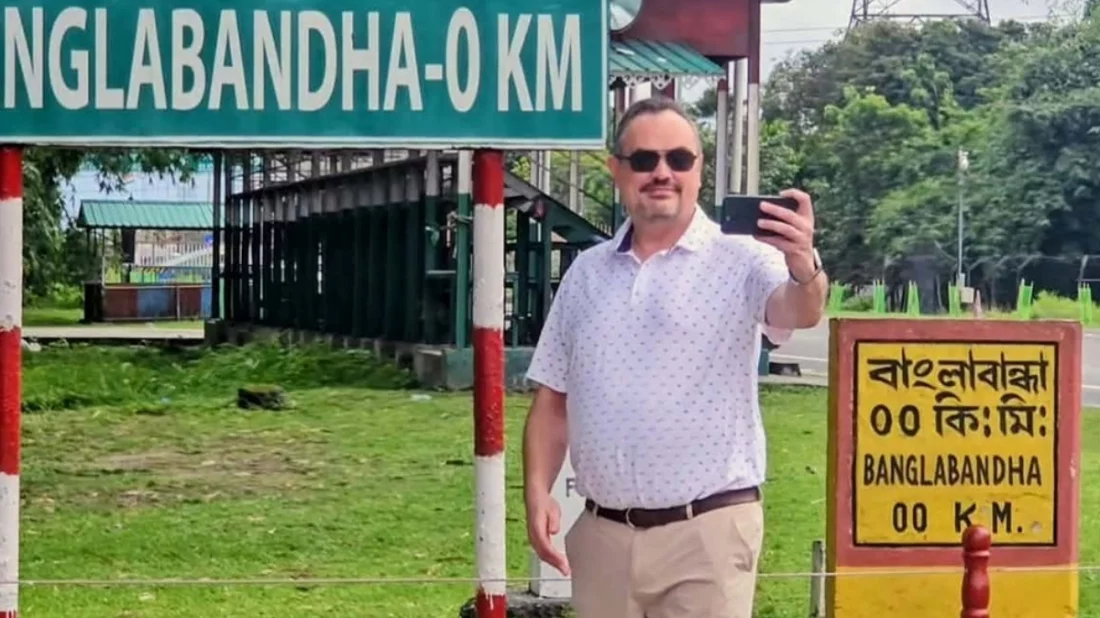 রাষ্ট্রদূত সীমান্ত এলাকা ঘুরে দেখার পাশপাশি সেলফিও তোলেন। ছবি: সংগৃহীত