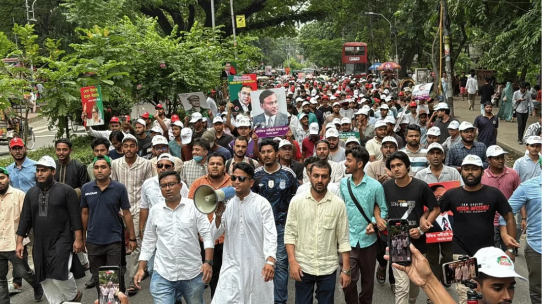 মিছিলে নেতাকর্মীদের হাতে দলীয় পতাকা, ব্যানার ও ফেস্টুন দেখা যায়। সংগৃহীত