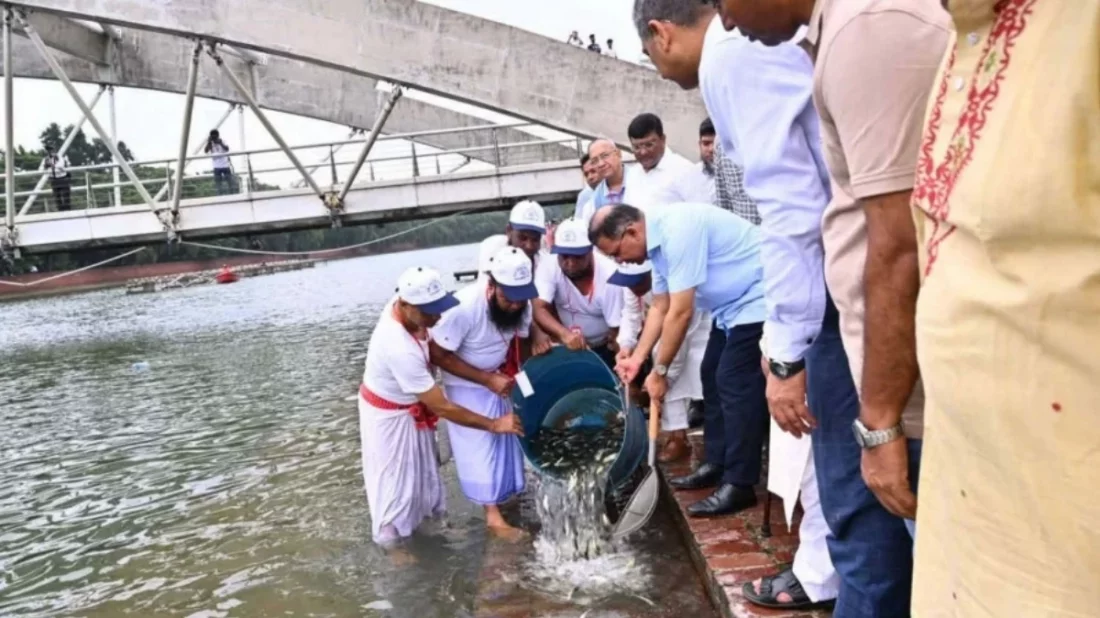 বিএনপির ৪৮তম প্রতিষ্ঠাবার্ষিকী উপলক্ষে জিয়া উদ্যানের জলাশয়ে মৎস্য পোনা অবমুক্ত করছেন দলের চেয়ারম্যান ও প্রধানমন্ত্রী তারেক রহমান। ছবি: সংগৃহীত