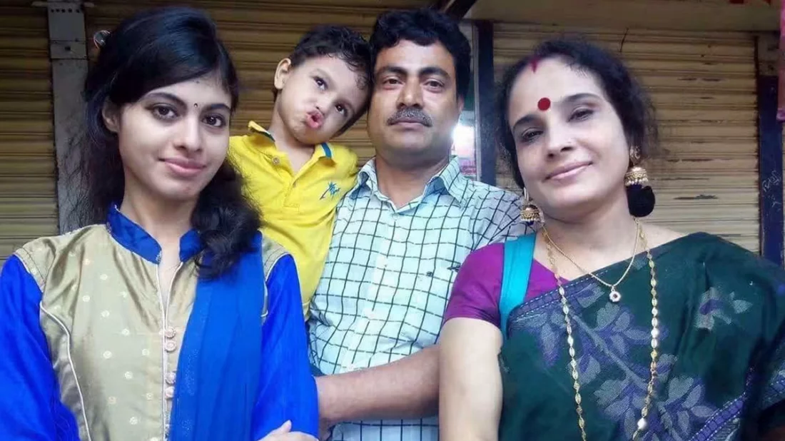 নিহত গণপতি চক্রবর্তী ও তার পরিবারের সদস্যরা। ফাইল ছবি