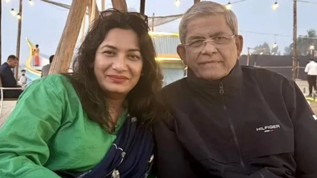 বাবার সঙ্গে শামারুহ মির্জা। ফাইল ছবি।