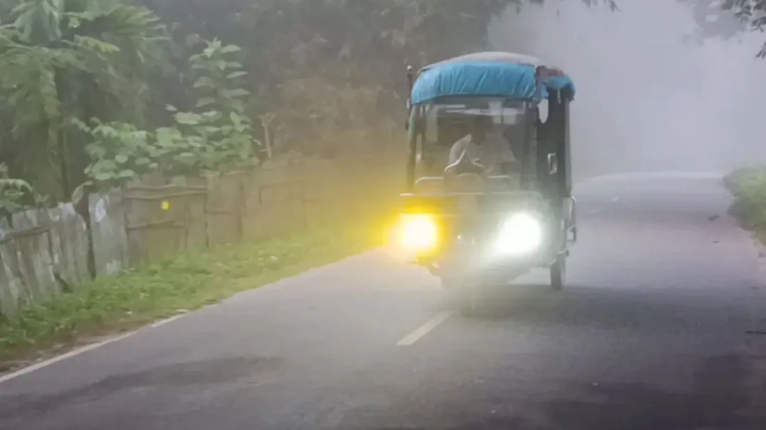 হেডলাইট জ্বালিয়ে চলাচল করতে দেখা যায় চালকদের। ছবি: সংগৃহীত