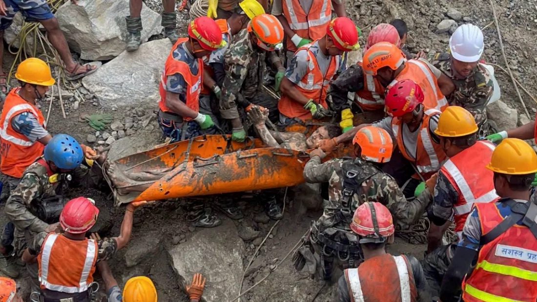 নেপালে কাদাপানির নিচে ৯ দিন জীবিত ছিলেন ২ শ্রমিক, জানালেন ভয়াবহতা
