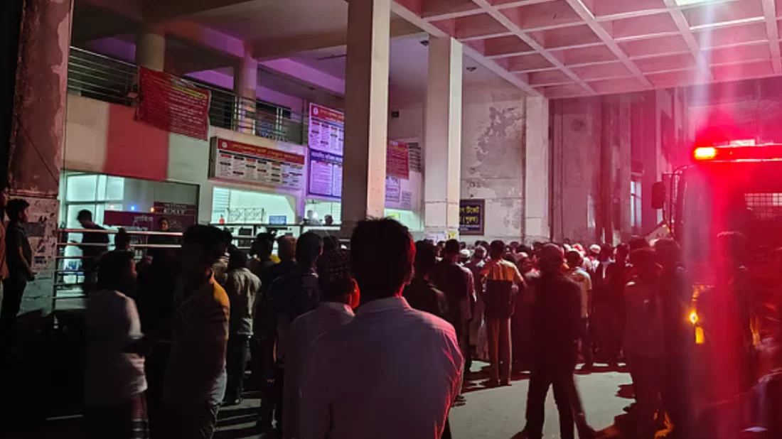 আগুন লাগার খবরে নিচে নেমে আসেন রোগী ও স্বজনরা