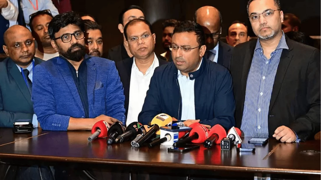 ম্যানহাটনের ‘হায়াত গ্র্যান্ড সেন্ট্রাল নিউইয়র্ক’ হোটেলের লবিতে সাংবাদিকদের সঙ্গে প্রতিমন্ত্রী হুমাইয়ুন কবির। সংগৃহীত