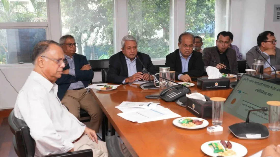বিদ্যুৎ, জ্বালানি ও খনিজ সম্পদ মন্ত্রণালয়ে এলপিজি আমদানিকারকদের সঙ্গে জ্বালানিমন্ত্রী ইকবাল হাসান মাহমুদ টুকু। ছবি: সংগৃহীত