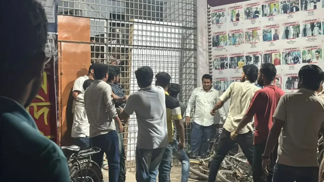 রাবিতে ছাত্রদলের হামলা। ছবি: সংগৃহীত