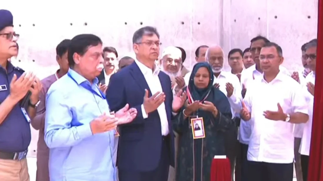 ওসমানী উদ্যানে জুলাই স্মৃতি স্তম্ভ উদ্বোধন করেছেন প্রধানমন্ত্রী। ছবি: ভিডিও থেকে নেওয়া