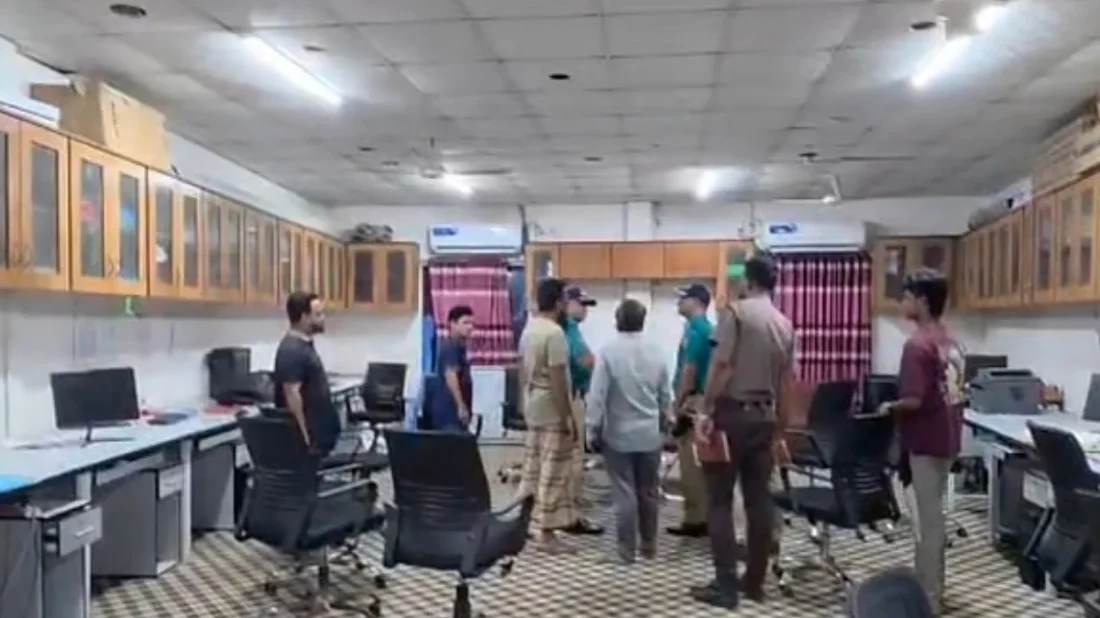 সন্ত্রাসী হামলায় ক্ষতিগ্রস্ত এজেআর কুরিয়ার সার্ভিসের গুদাম ও কার্যালয় ঘুরে দেখে পুলিশ। ছবি: সংগৃহীত
