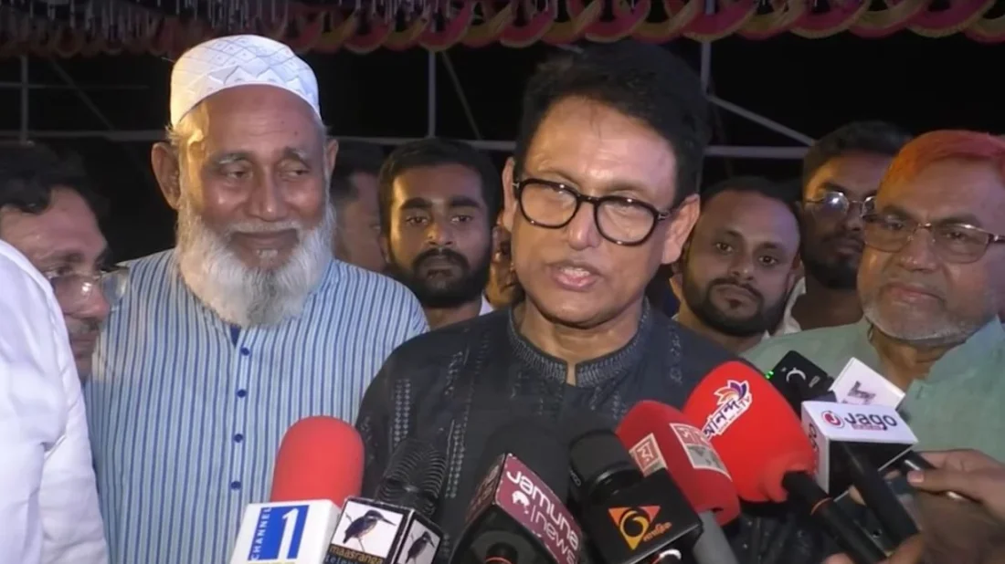 আলোচনা সভায় প্রধান অতিথির বক্তব্য শেষে সাংবাদিকদের প্রশ্নের জবাবে ড. আ ন ম এহছানুল হক মিলন। ছবি: ভিডিও থেকে নেওয়া