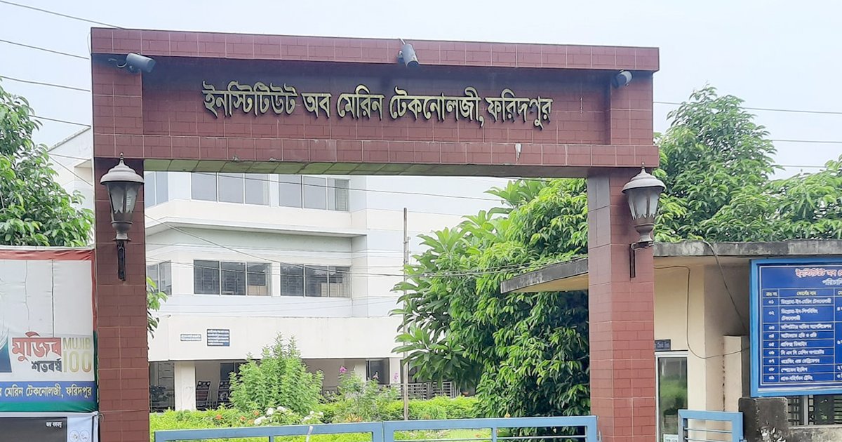 রিয়াল-বার্সা ম্যাচে উল্লাস নিয়ে দ্বন্দ্ব, জুনিয়রদের বাথরুমে আটকে নির্যাতনের অভিযোগ