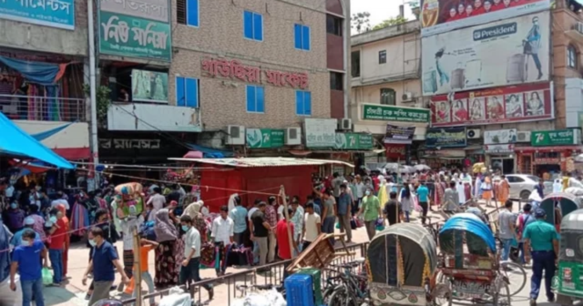 স্বাভাবিক হচ্ছে ঢাকার জীবন গণপরিবহন চলছে মার্কেটও খুলেছে