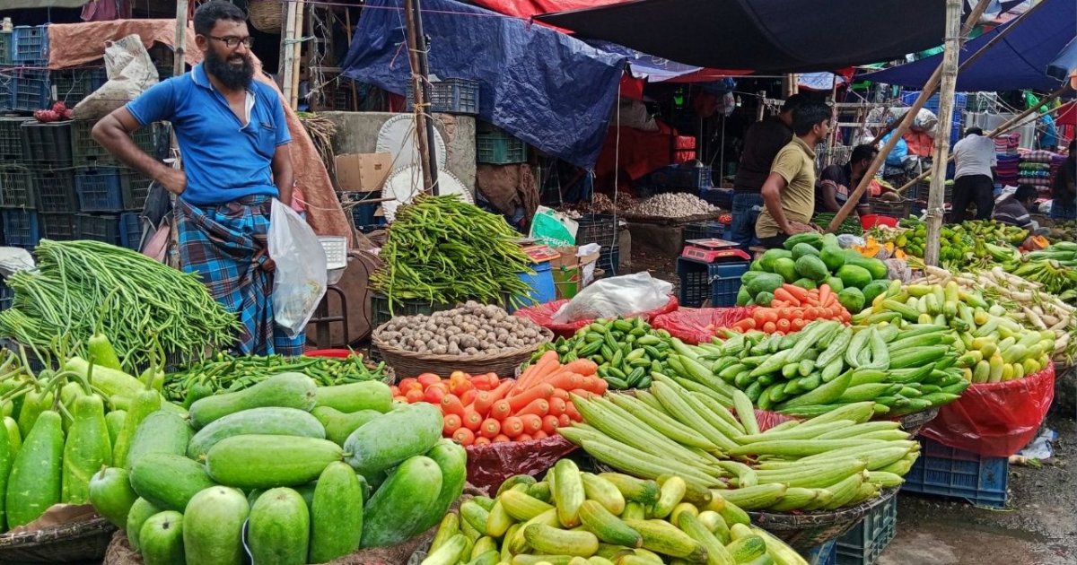 বৃষ্টির কারণে সবজির দাম চড়া