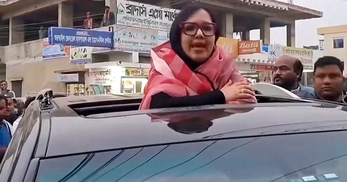 রুমিন ফারহানার নির্বাচনী মঞ্চ ভাঙচুর, গাড়িতে দাঁড়িয়েই দিলেন বক্তব্য