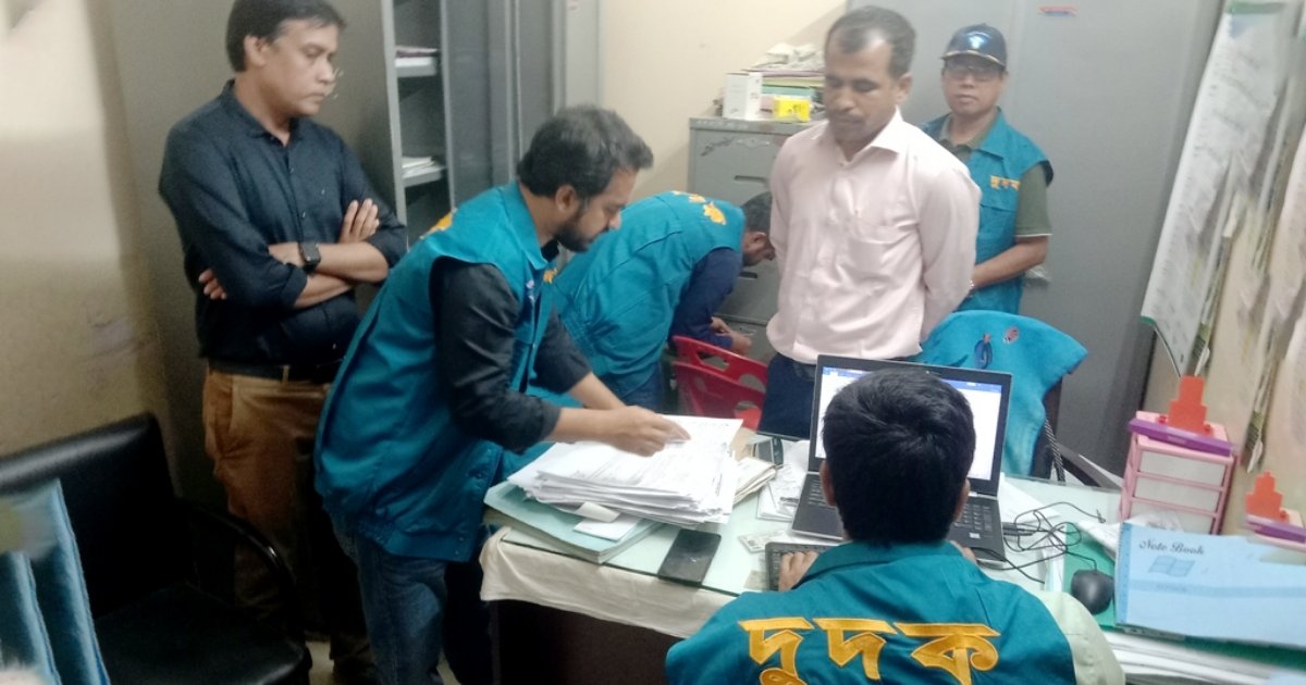 বাঁশখালীতে ঘুষের টাকাসহ পরিবার পরিকল্পনার অফিস সহকারী আটক