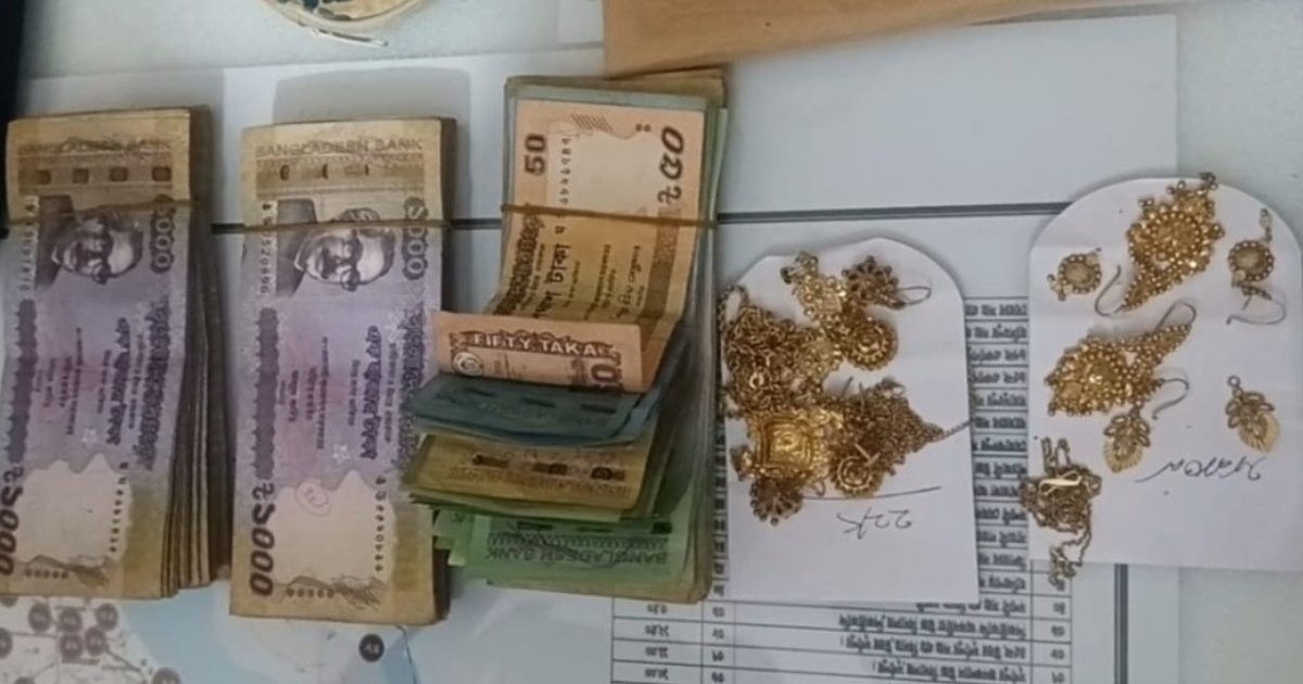 বর্গাচাষির খড়ের গাদায় মিললো ১১ লাখ টাকার স্বর্ণালংকার