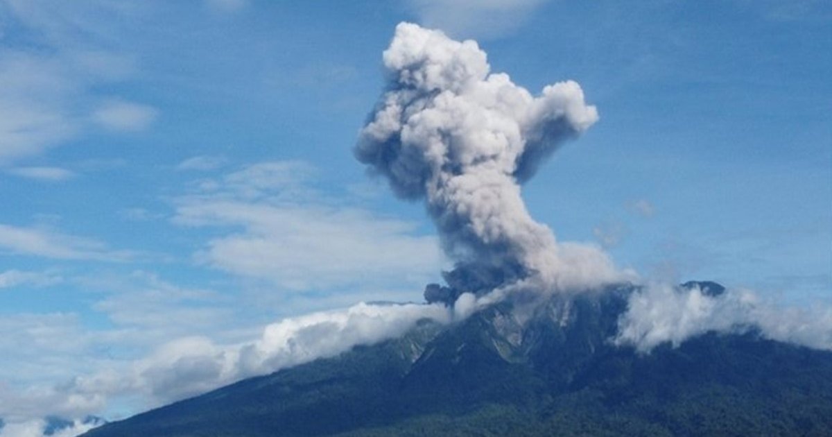 ইন্দোনেশিয়ার মাউন্ট মেরাপিতে অগ্ন্যুৎপাত, ১৬০০ মিটার পর্যন্ত ছড়াচ্ছে ছাই
