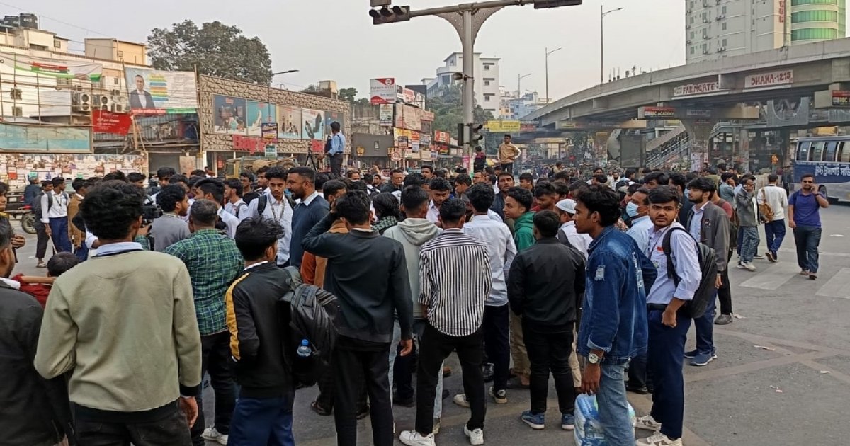 নতুন কর্মসূচি দিয়ে সাড়ে ৩ ঘণ্টা পর  ফার্মগেট ছাড়লেন শিক্ষার্থীরা