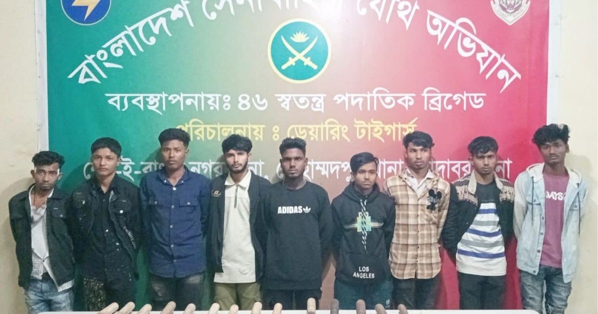 রায়েরবাজারে সেনাবাহিনীর অভিযানে অস্ত্রসহ কিশোর গ্যাংয়ের ৯ সদস্য আটক