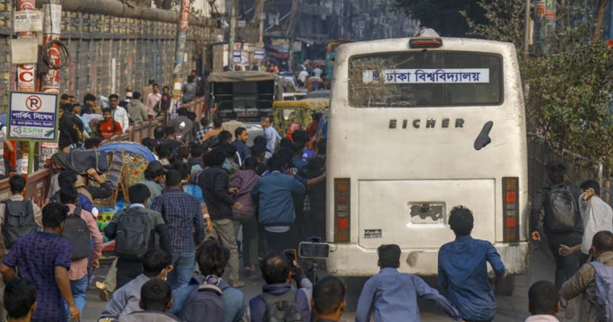 সায়েন্স ল্যাব মোড় অবরোধে ঢাকা বিশ্ববিদ্যালয়ের বাস ভাঙচুর, আহত ২ শিক্ষার্থী