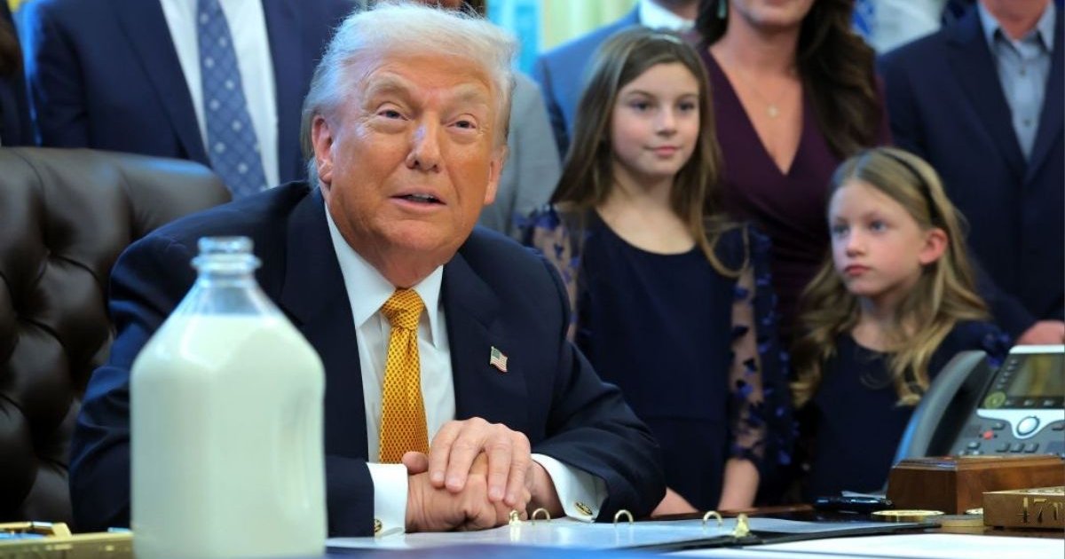 ওভাল অফিসে ৫ দিন পুরোনো দুধ রেখে বিল সই, ট্রাম্পের রসিকতায় চমক