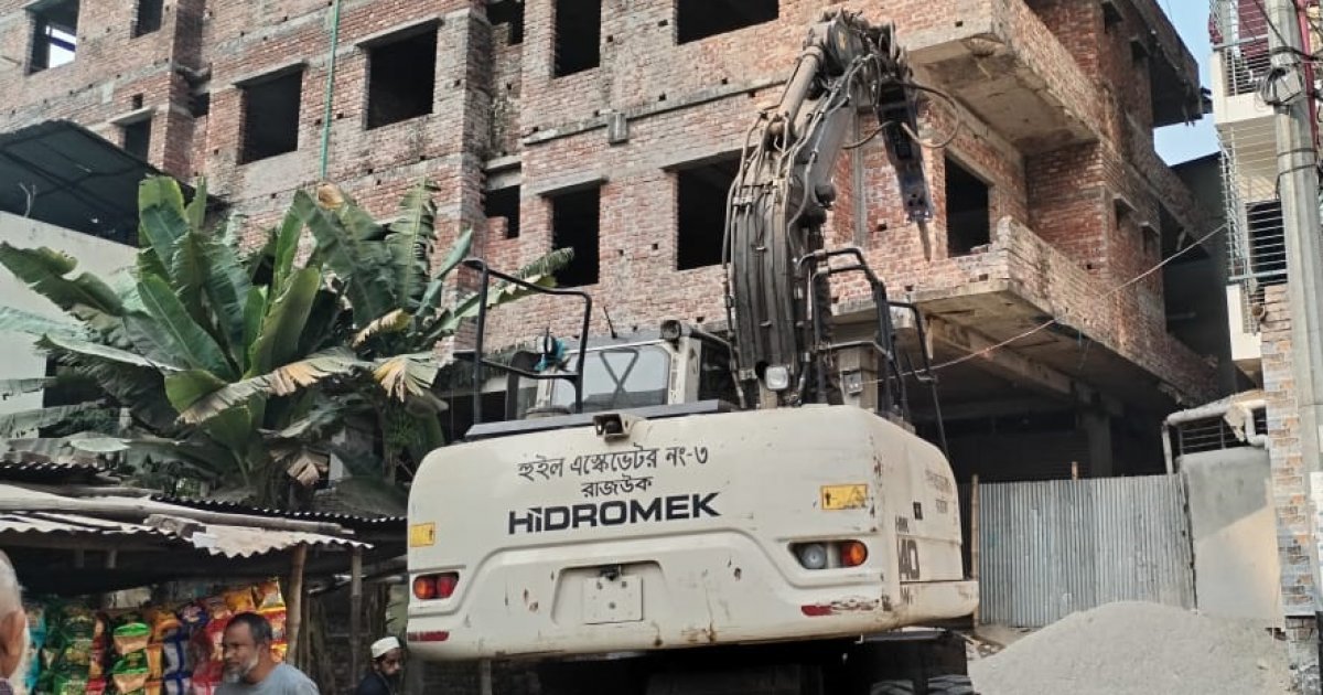 রাজধানীর দক্ষিণখানে নকশা বহির্ভূত ভবনের বিরুদ্ধে রাজউকের উচ্ছেদ অভিযান
