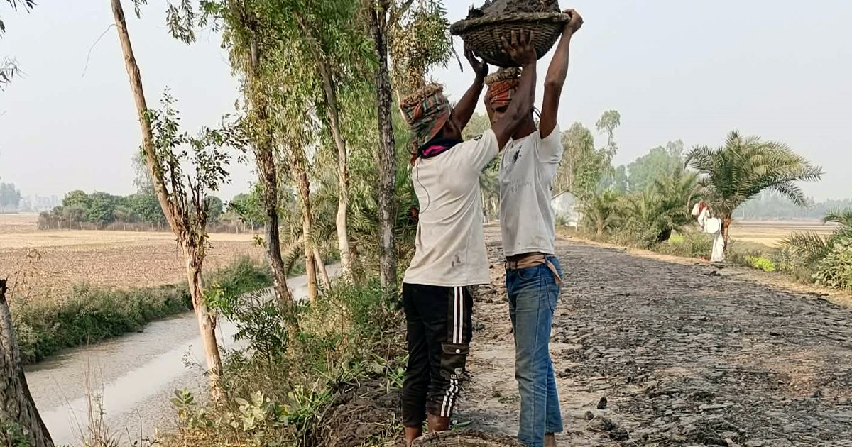 সড়ক মেরামতে অনিয়ম, জেলা প্রশাসকের দ্বারস্থ এলাকাবাসী