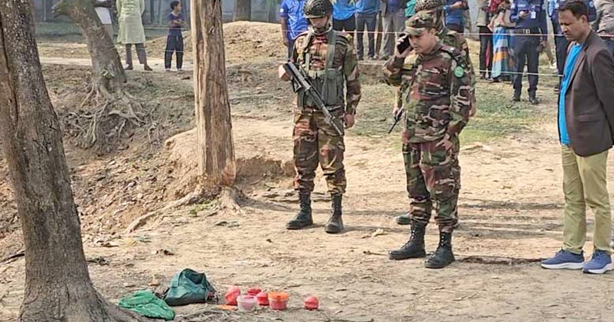 পুকুরে মাছ ধরতে গিয়ে জালে মিলল ককটেলভর্তি ব্যাগ