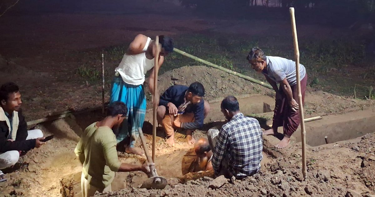 উত্তরার অগ্নিকাণ্ড: পরিবারের তিনজনের মরদেহ একই কবরস্থানে দাফন