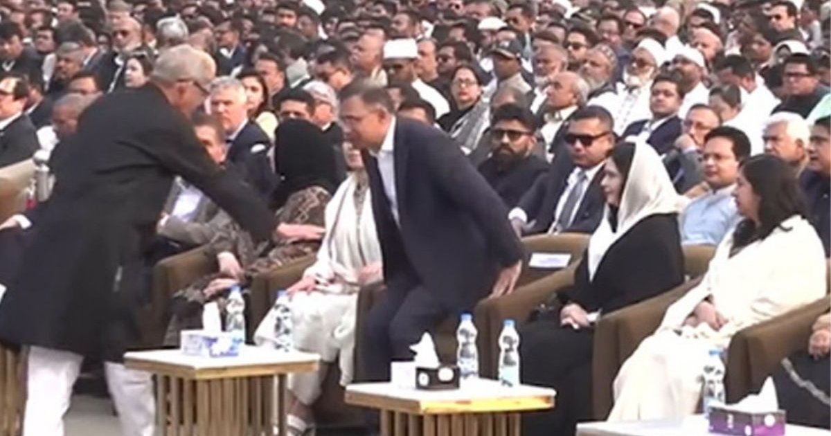 মির্জা ফখরুলকে দেখেই চেয়ার ছেড়ে দাঁড়িয়ে সম্মান জানালেন তারেক রহমান