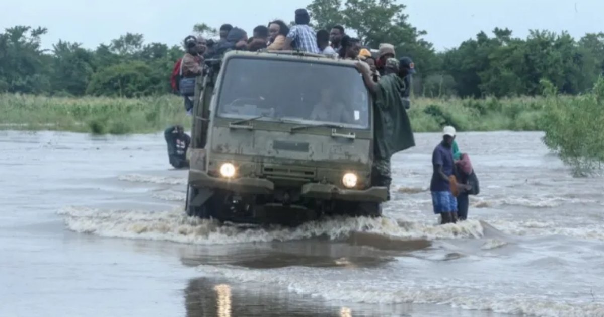 দক্ষিণ আফ্রিকায় ভয়াবহ বন্যায় শতাধিক প্রাণহানি, পানিবন্দি লাখো মানুষ