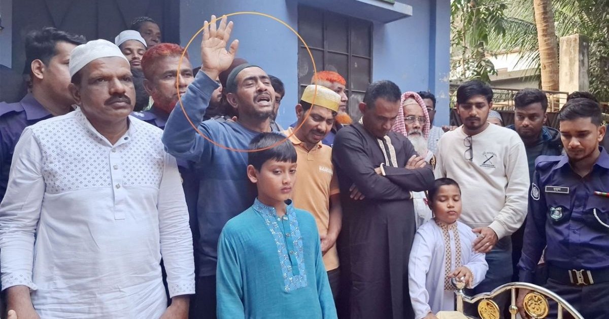 প্যারোলে মুক্তি পেয়ে মায়ের জানাজায় অংশ নিলেন আওয়ামী লীগ নেতা