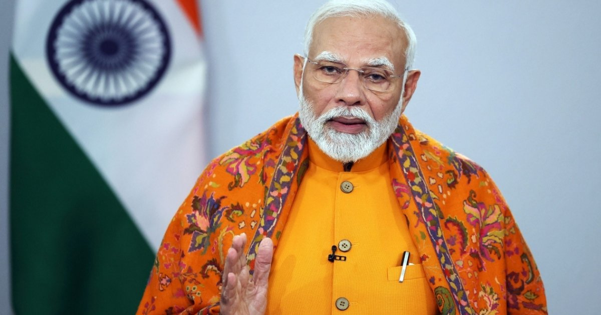 পশ্চিমবঙ্গে দাঁড়িয়ে মমতাকে হটানোর ডাক মোদির