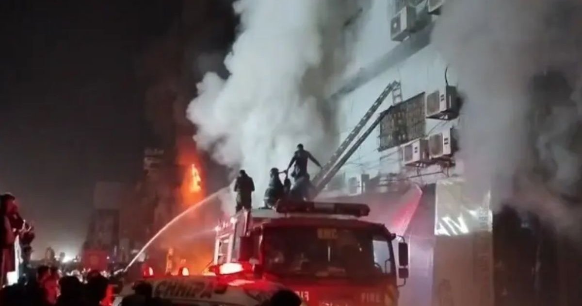 পাকিস্তানের করাচিতে শপিং মলে আগুন, হতাহত অনেক