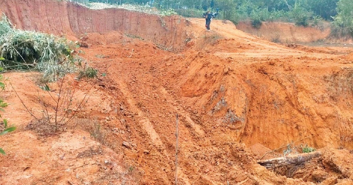 মির্জাপুরে চলছে মাটি চুরির মহোৎসব, উজাড় হচ্ছে লাল মাটির টিলা