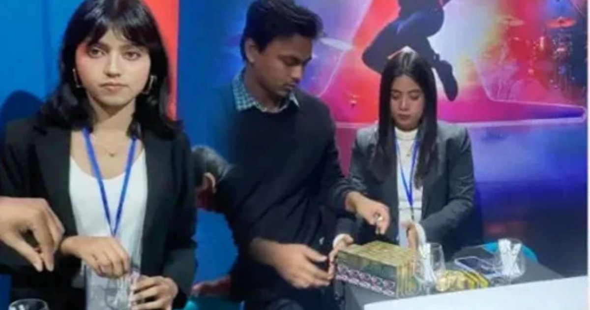 ডাকসুর কনসার্টে বিনা মূল্যে সিগারেট বিতরণ নিয়ে সমালোচনা