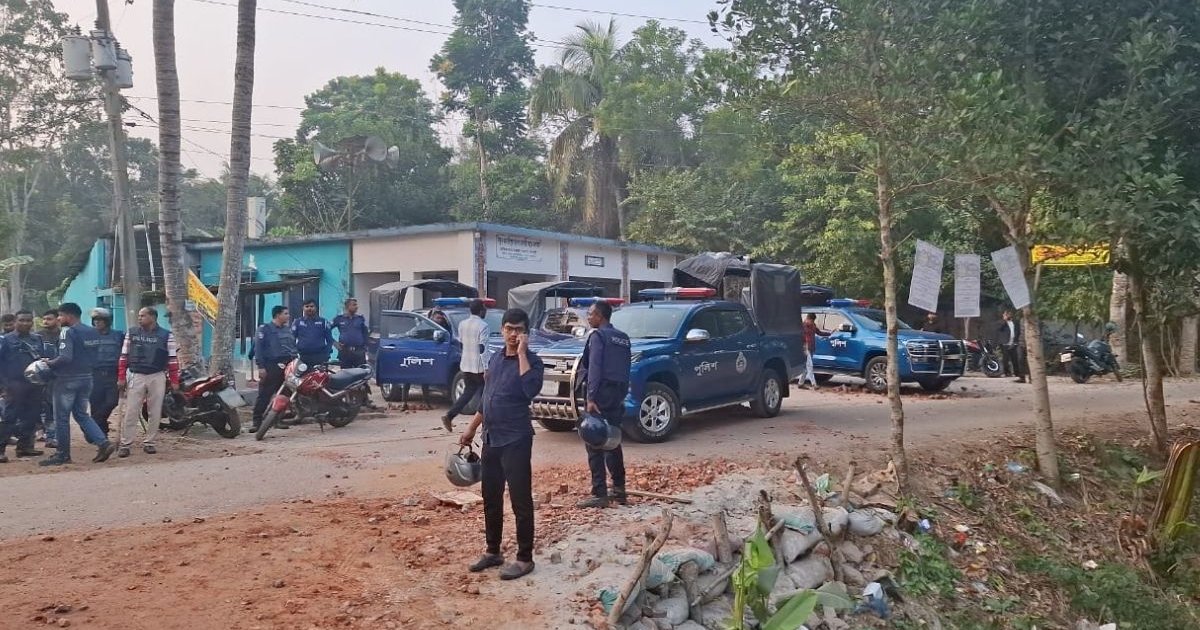 মাদারীপুরে শ্রমিক দল নেতা হত্যাকাণ্ডের জেরে শতাধিক বোমা বিস্ফোরণ, আহত ১০