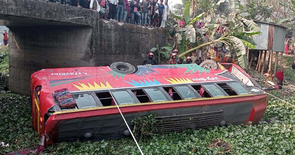 ট্রাককে ওভারটেক করতে গিয়ে খালে পড়লো বাস, আহত ১৭