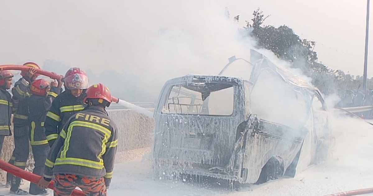 ঢাকা-মাওয়া এক্সপ্রেসওয়েতে রোগীবাহী অ্যাম্বুলেন্সে আগুন