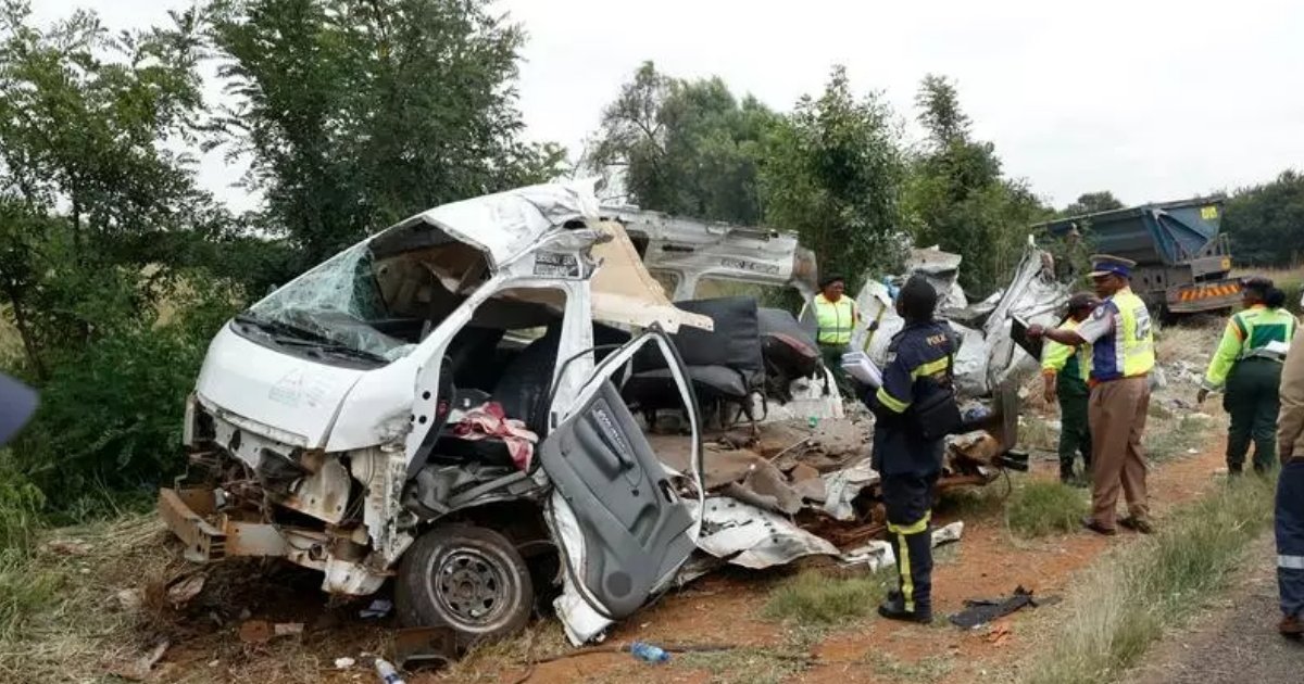 দক্ষিণ আফ্রিকায় ট্রাক ও স্কুলবাসের ভয়াবহ সংঘর্ষে ১৩ শিক্ষার্থীর মৃত্যু