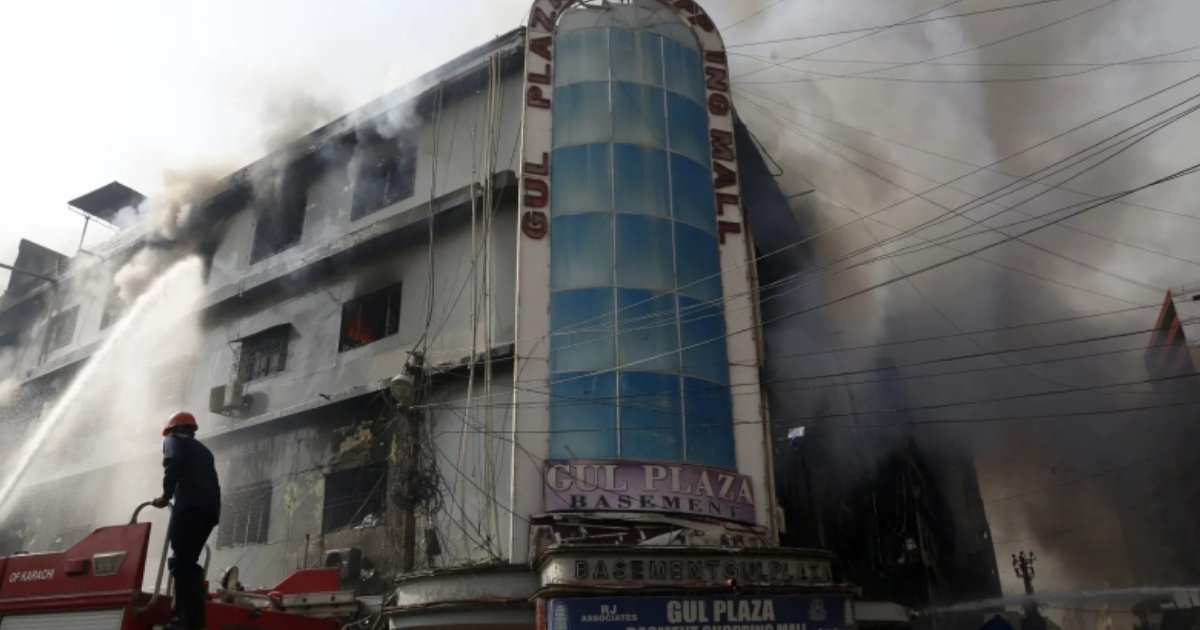 করাচির গুল প্লাজায় আবারও আগুন, নিহতের সংখ্যা বেড়ে ২৬